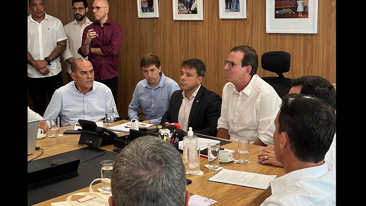 Reunião para discutir as regras da Orla Rio: Paes (de branco), ao lado os vereadores Carlo Caiado, Flavio Valle e Renato Moura