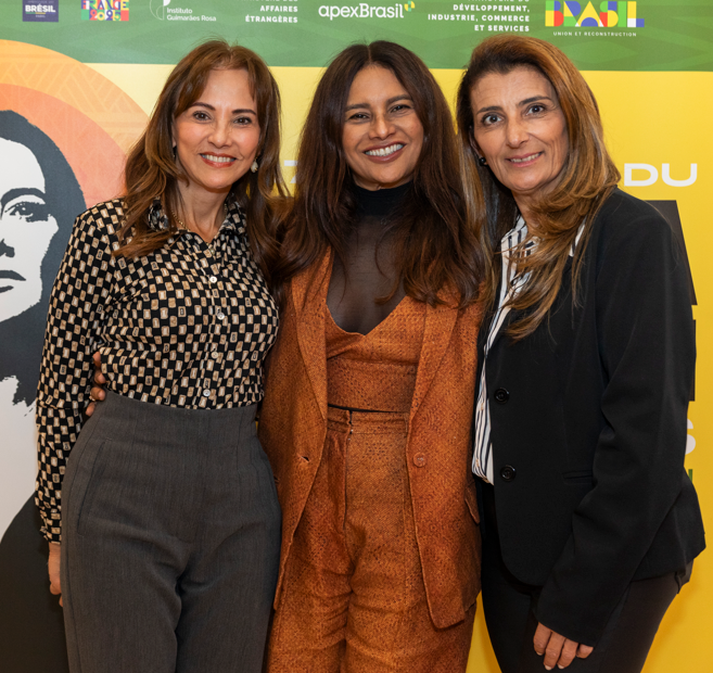 A presidente e a diretora de eventos da Gramadotur, Rosa Helena Volk e Tatiana Ferreira, com a atriz Dira Paes, homenageada do 27º Festival de Cinema Brasileiro de Paris, durante a Mostra Gramado