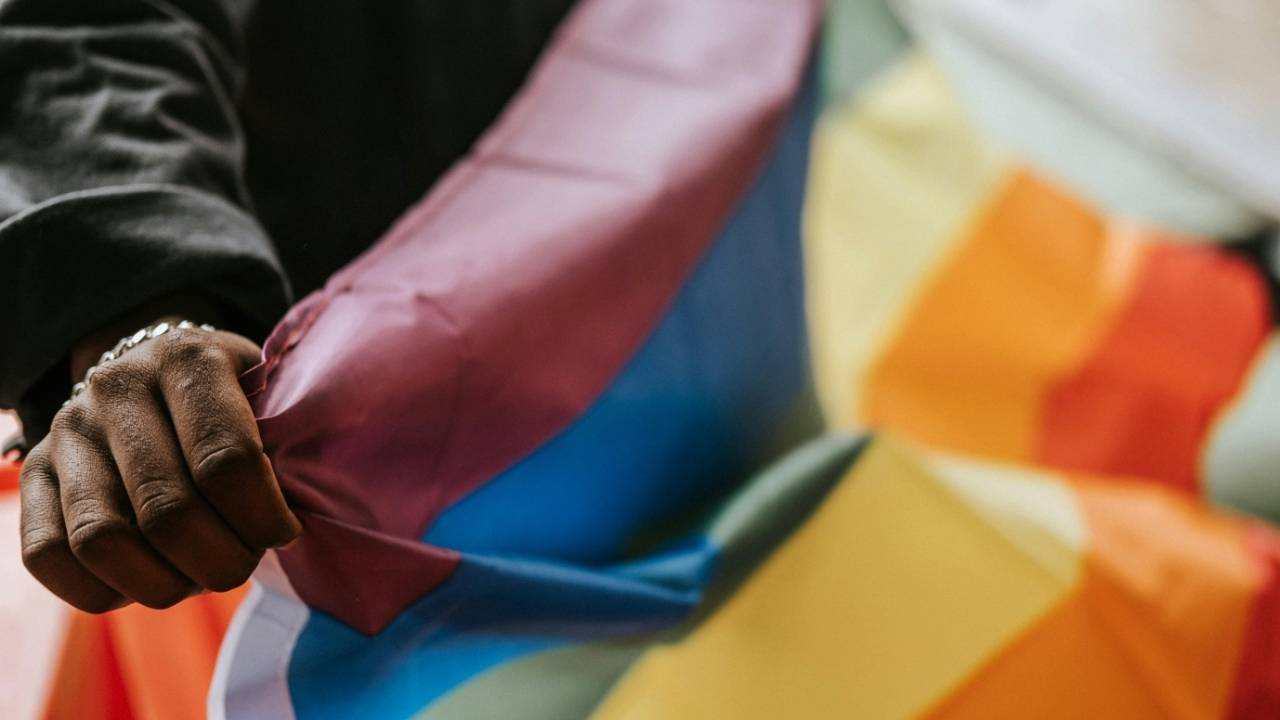 Vídeo da Oslo Prode sobre o significado da bandeira do arco-íris
