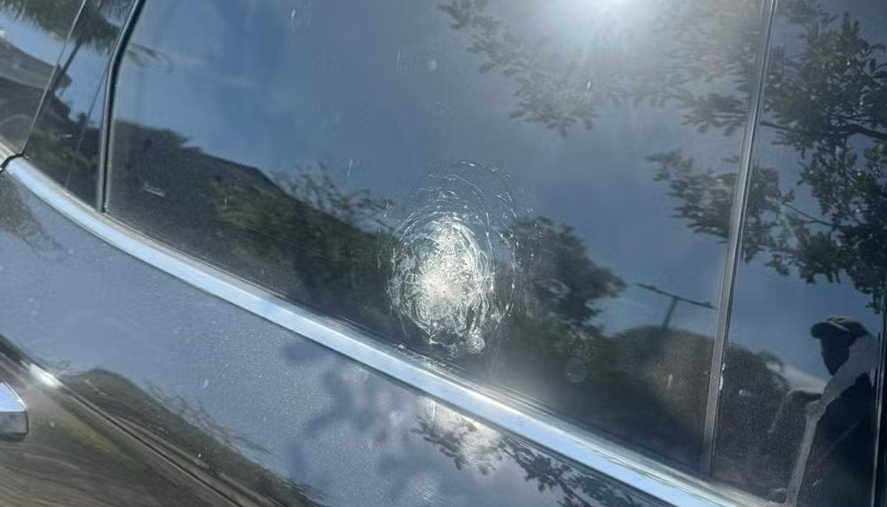 Tiros: o vidro do carro blindado do goleiro Rossi foi atingido por disparos