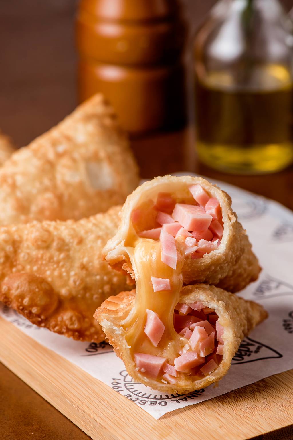 Pastel de queijo com presunto Pastel de queijo com presunto do Bar do Adão