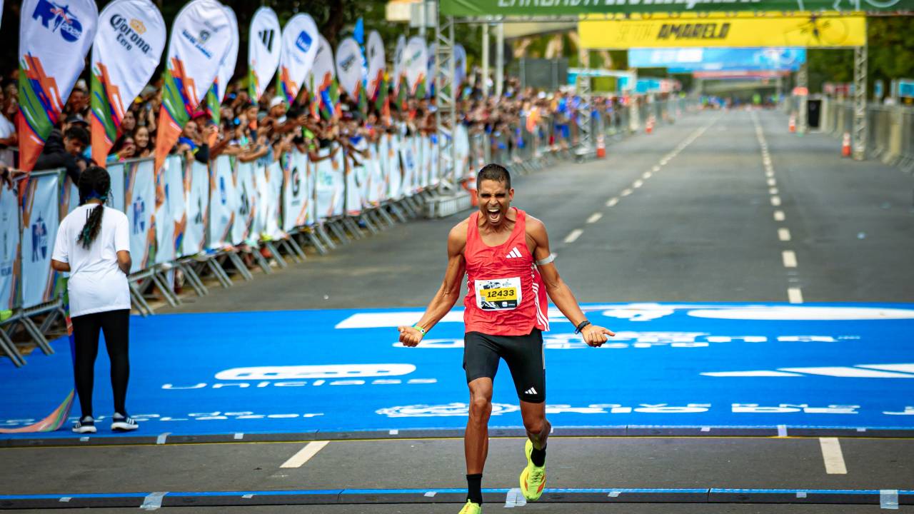 Miguel Morone celebra a chegada na Maratona do Rio: campeão amador pelo terceiro ano