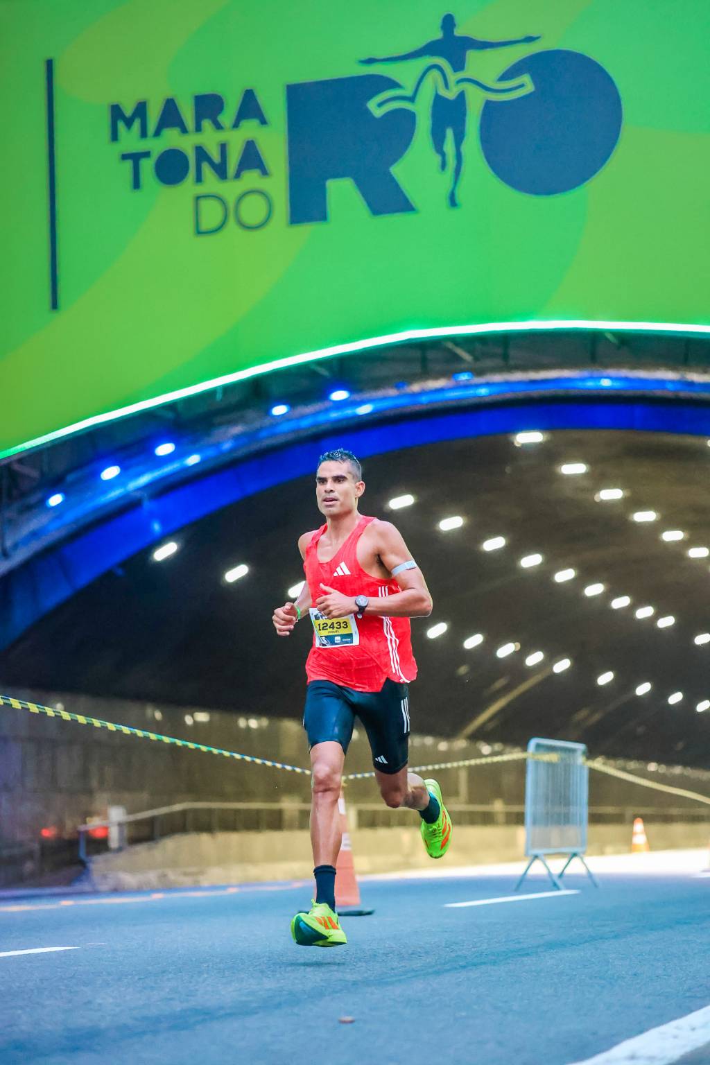 Miguel Morone atravessa o túnel da Maratona do Rio praticamente sozinho: muito à frente dos adversários Miguel Morone atravessa o túnel da Maratona do Rio praticamente sozinho: muito à frente dos adversários