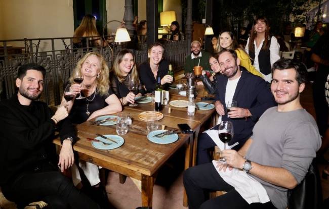 Vera Fischer com os amigos inseparáveis Binho Alencar (à esquerda) e Victor Bechara (à direita), Marthinha (atrás de Vera), o roteirista Michel Blois, Aline Fanju, Luly Barbalho, Tayna Ruffo e Léo Marçal (um dos sócios do Alba)