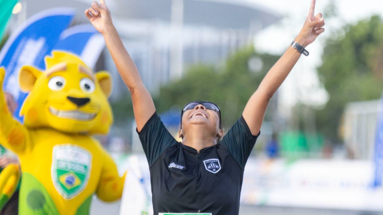 A atleta olímpica do rugby Tatiele Carvalho celebra a vitória na prova de 10km