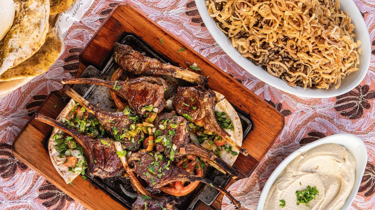 Moda árabe: a costeleta de cordeiro acompanha homus, arroz de lentilha e cebola frita
