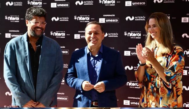 Andre Diniz, secretário e Economia Criativa e Ações Estratégicas, com o prefeito Rodrigo Neves e a vice Isabel Swan
