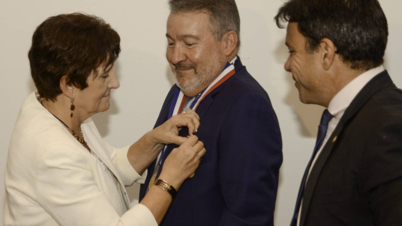 Anne-Marie Maréchal condecora o marido Gérard Maréchal, e Carlo Caiado