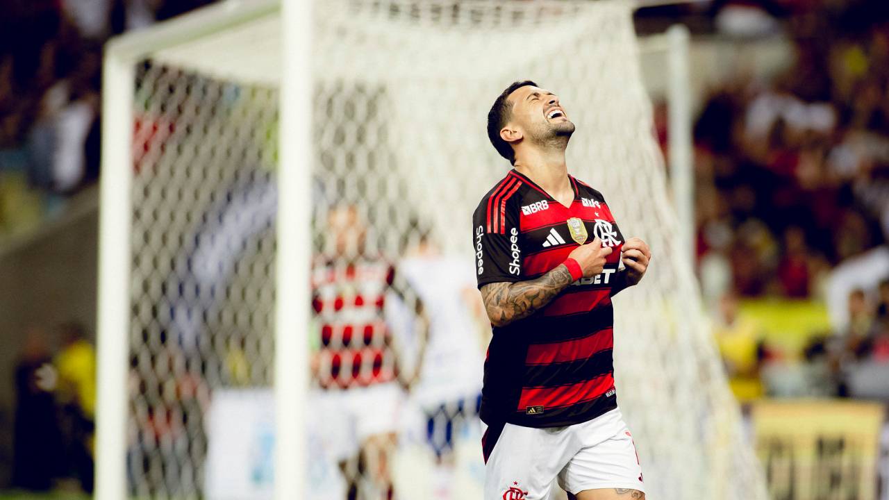 Arrascaeta comemora o gol marcado contra o Fortaleza