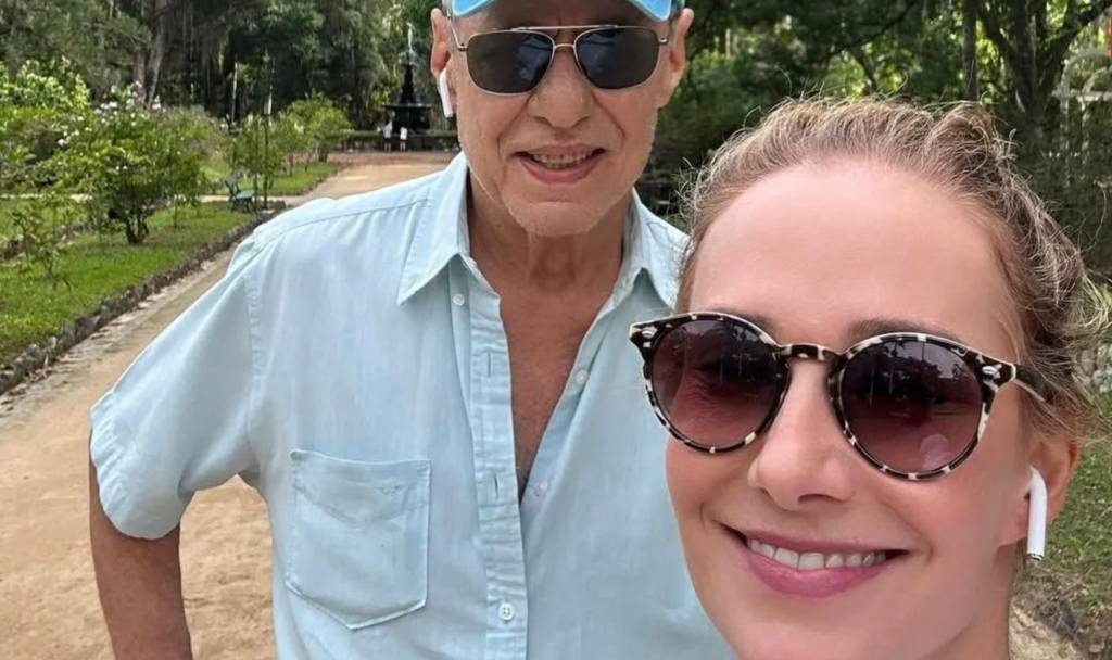 Chico Buarque passeia no Jardim Botânico após cirurgia no crânio