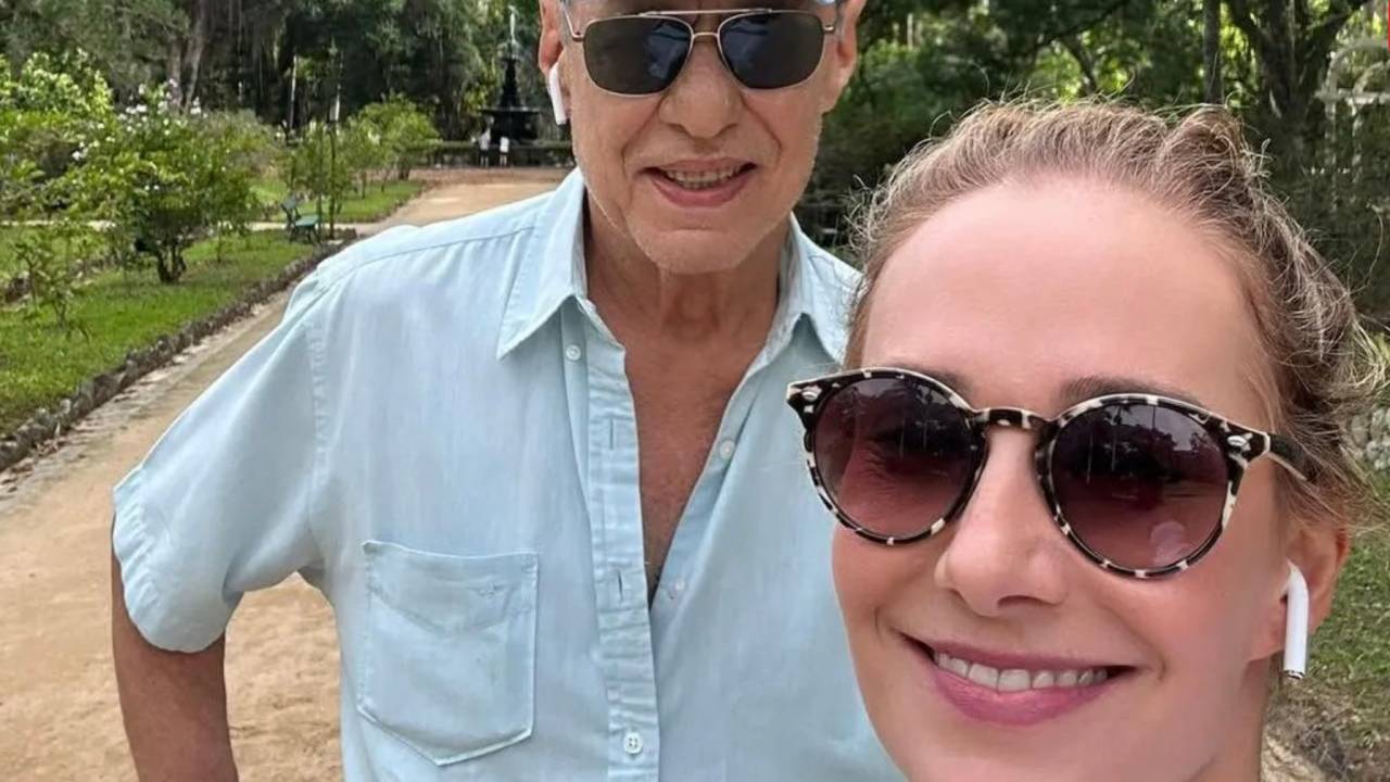 Domingo no parque: Chico Buarque e Carol Proner caminham no Jardim Botânico