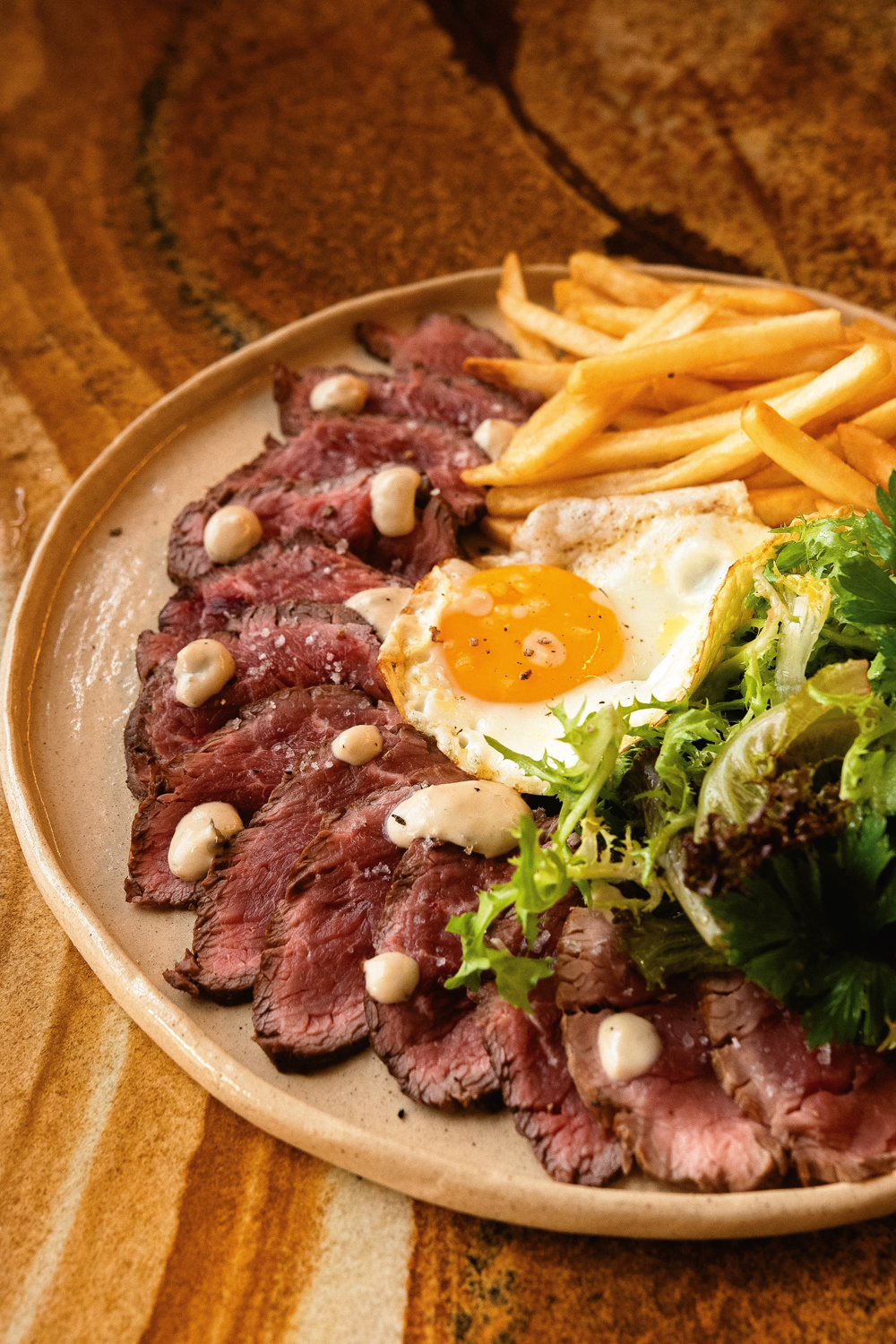 Chora Café – rosbife au ton. Divulgação_ Giovanna Carelli(1).jpg Destaque no Chora Café, o rosbife au Ton leva molho de atum e alcaparras