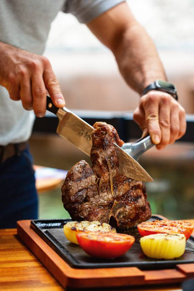 Corrientes 348_Porterhouse divulgação.jpg Na pontinha: filé-mignon, contra-filé (chorizo) e alcatra em torno do osso, o porterhouse é atração