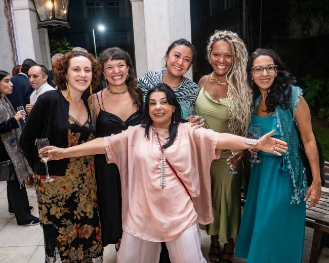 Connie Lopes com sua equipe formada só por mulheres
