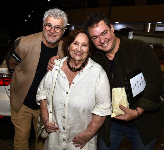 O casal Tadeu Aguiar e Eduardo Bakr com Déa Lucia