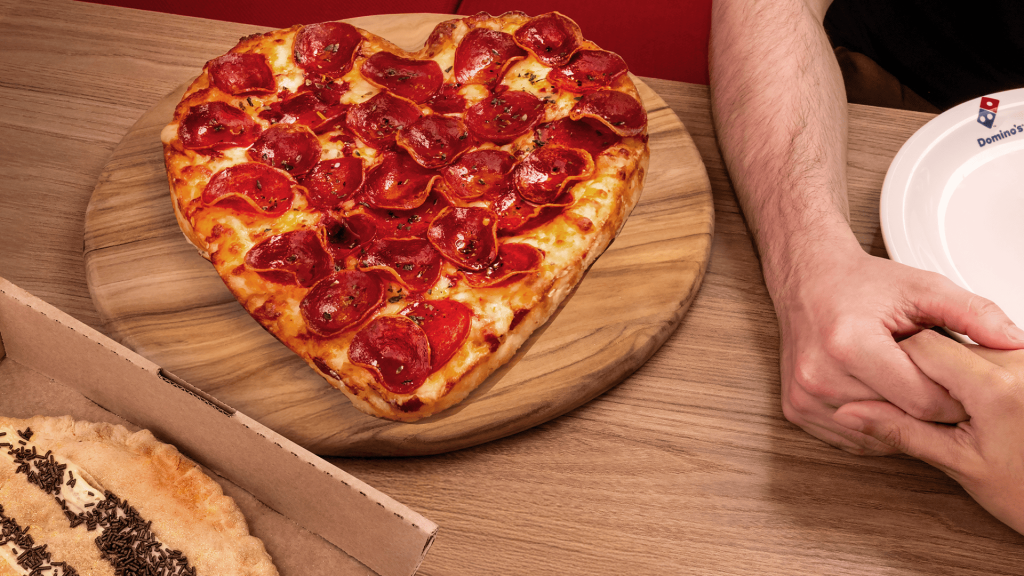 Domino's: pizza em forma de coração e sobremesa de brinde
