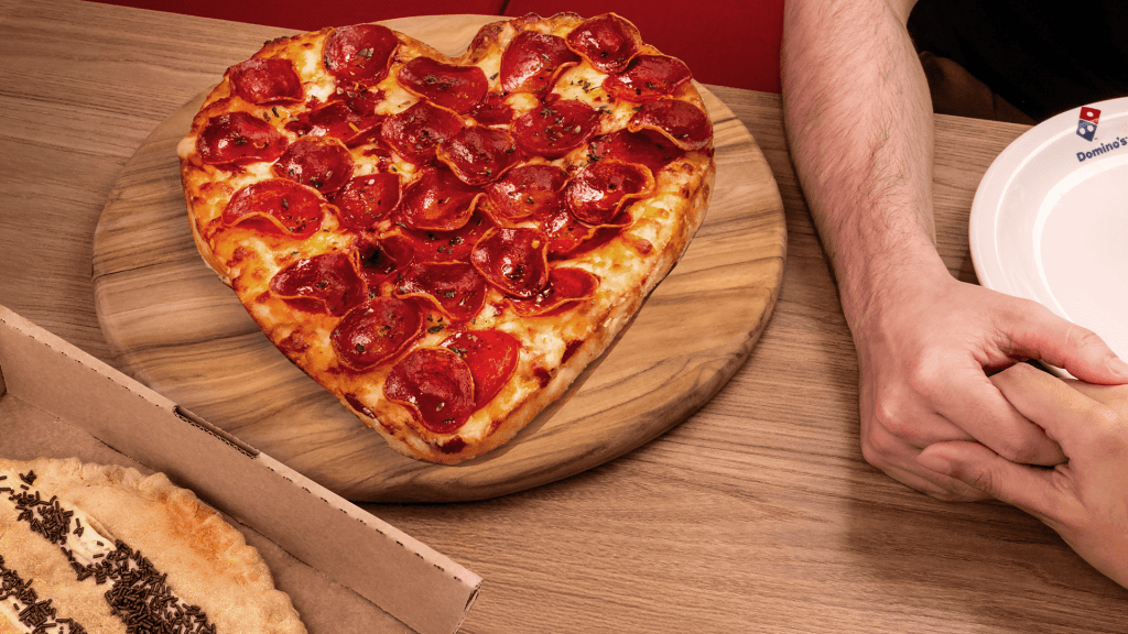 Dia dos Namorados Domino’s Domino's: pizza em forma de coração e sobremesa de brinde