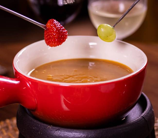 Divulgação_2_JulietadeSerpa Julieta de Serpa: fondue de doce de leite, acompanhado de queijo de minas e frutas
