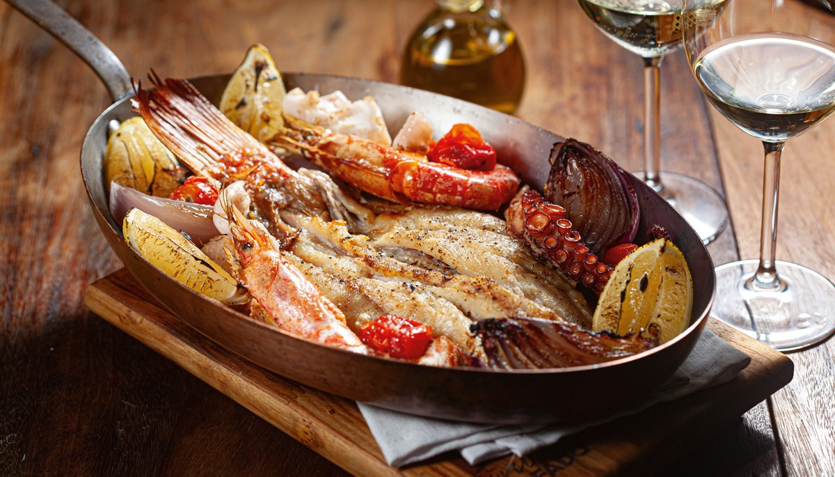 Gruta do Fado: frigideira de frutos do mar tem peixe, camarões, lula e polvo grelhados