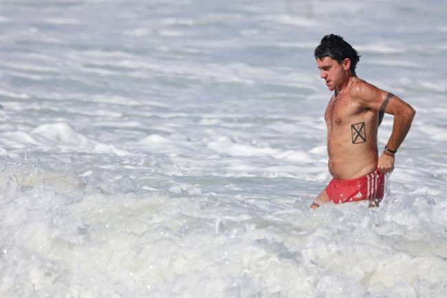 Coragem pra entrar no mar e também para aguentar a água gelada