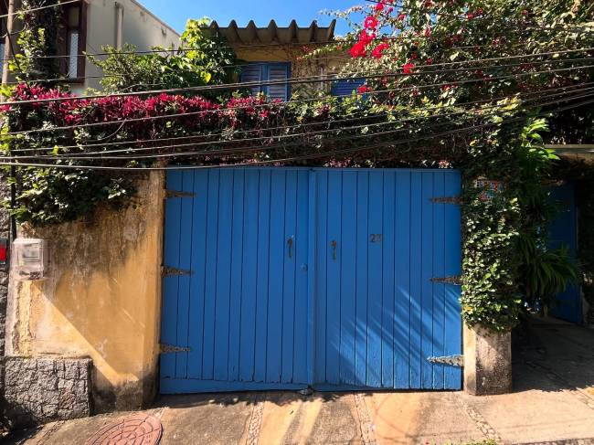 O portão azul parece até uma casa de interior na Região Serrana do Rio