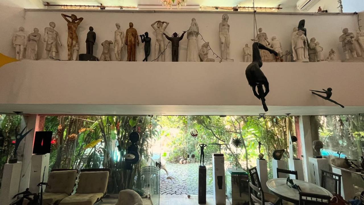 muitas esculturas