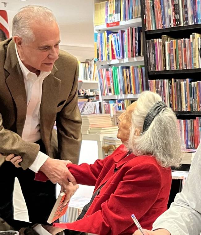 Roberto d'Ávila cumprimenta Maria Elza Lima