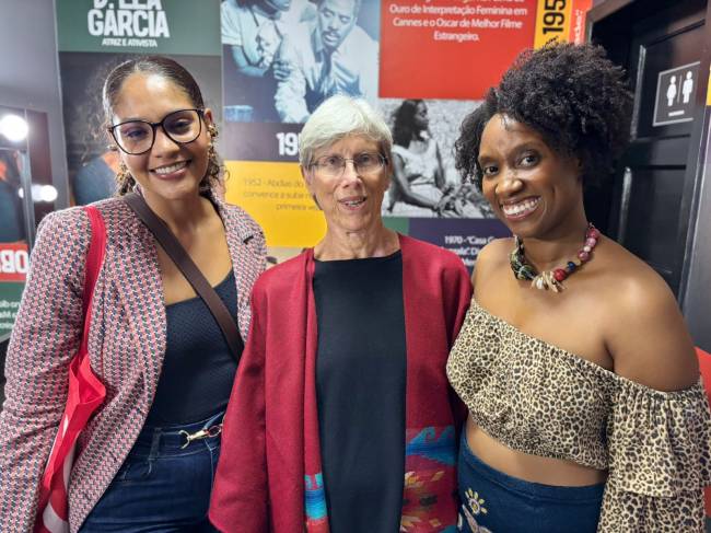 As atrizes da peça com Elisa Larkin, viúva de Abdias do Nascimento