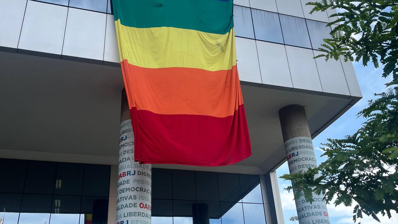 Bandeira do arco-íris na fachada do prédio da OAB-RJ