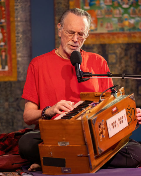 LonnieRaffrayPC290168-480×600 Combinando os tradicionais kirtans indianos com melodias e arranjos contemporâneos, Krishna Das, conhecido como o rock star do yoga por ter levado os mantras dos sagrados templos e centros de ioga para os palcos do mundo.