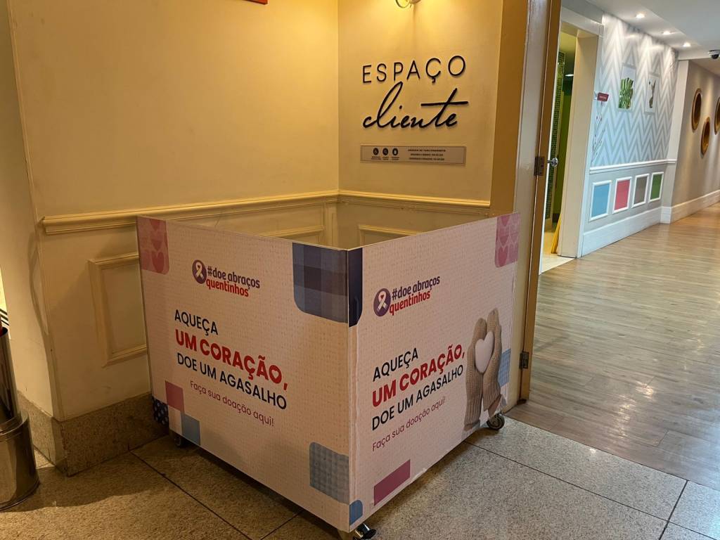 Doação de agasalhos Urna da campanha Doe Abraços Quentinhos está instalada no segundo piso
