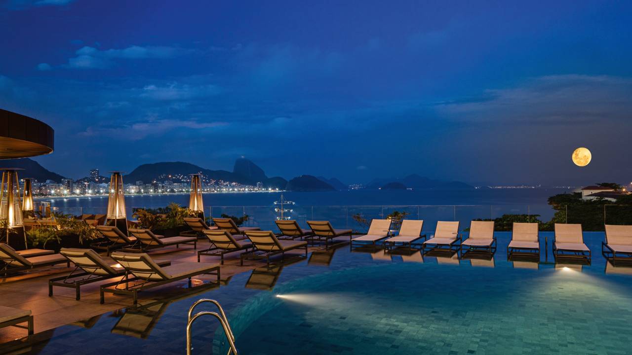 Fairmont: lua de brilho intenso sobre a piscina e o mar de Copacabana