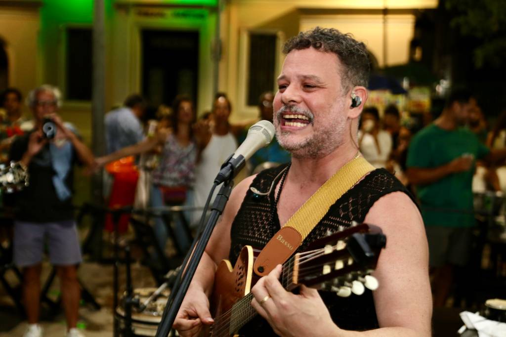 Moyseis Marques Cantor e compositor Moyseis Marques se apresenta no Al Farabi