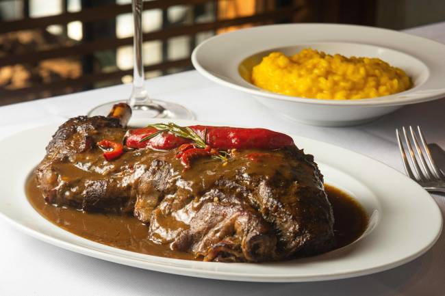 Nido – Capretto alla Diavola – Foto Lipe Borges.jpg Sabor italiano: suculento cabrito assado servido com arroz de açafrão