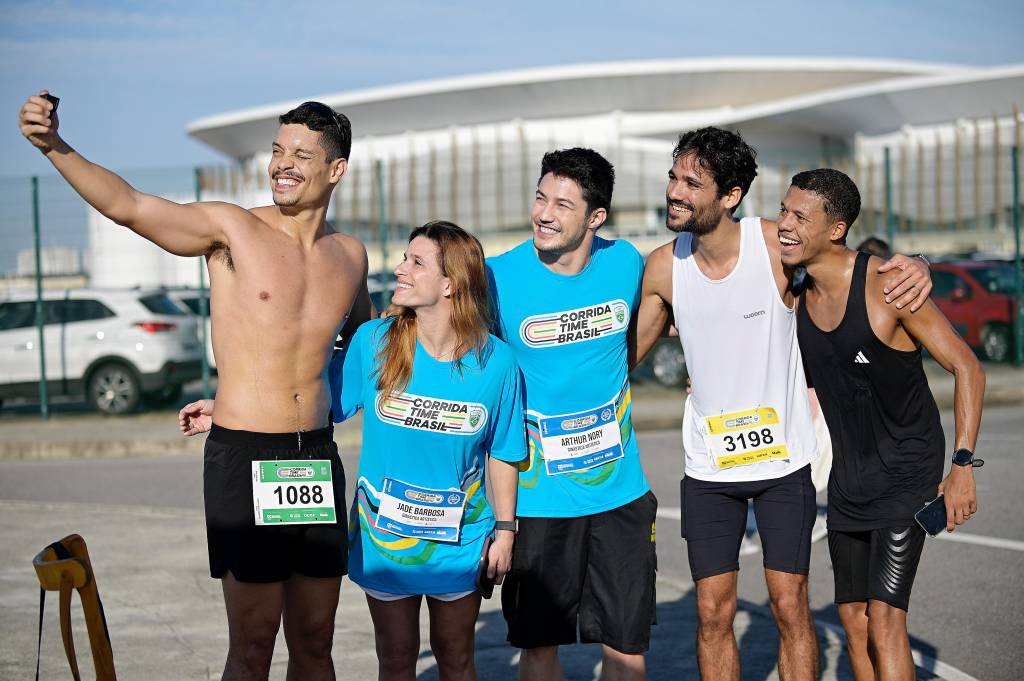 O treinador PP, figura carismática da corrida de rua na Zona Norte, com Jade Barbosa, Arthur Nory, Pedro Arieta e Murilo Machado O treinador PP, figura carismática da corrida de rua na Zona Norte, com Jade Barbosa, Arthur Nory, Pedro Arieta e Murilo Machado
