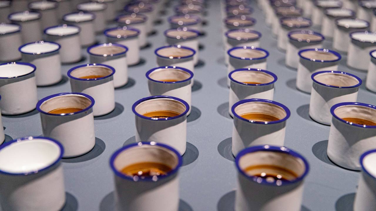 É dose: 120 canecas de café compõem instalação de André Vargas