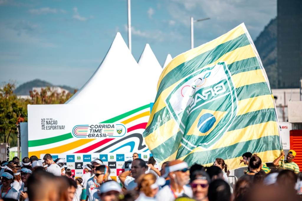 Corredores amadores e atletas olímpicos juntos pela primeira vez na Corrida Time Brasil, no Parque Olímpico Os corredores amadores e atletas olímpicos pela primeira vez correndo no Parque Olímpico