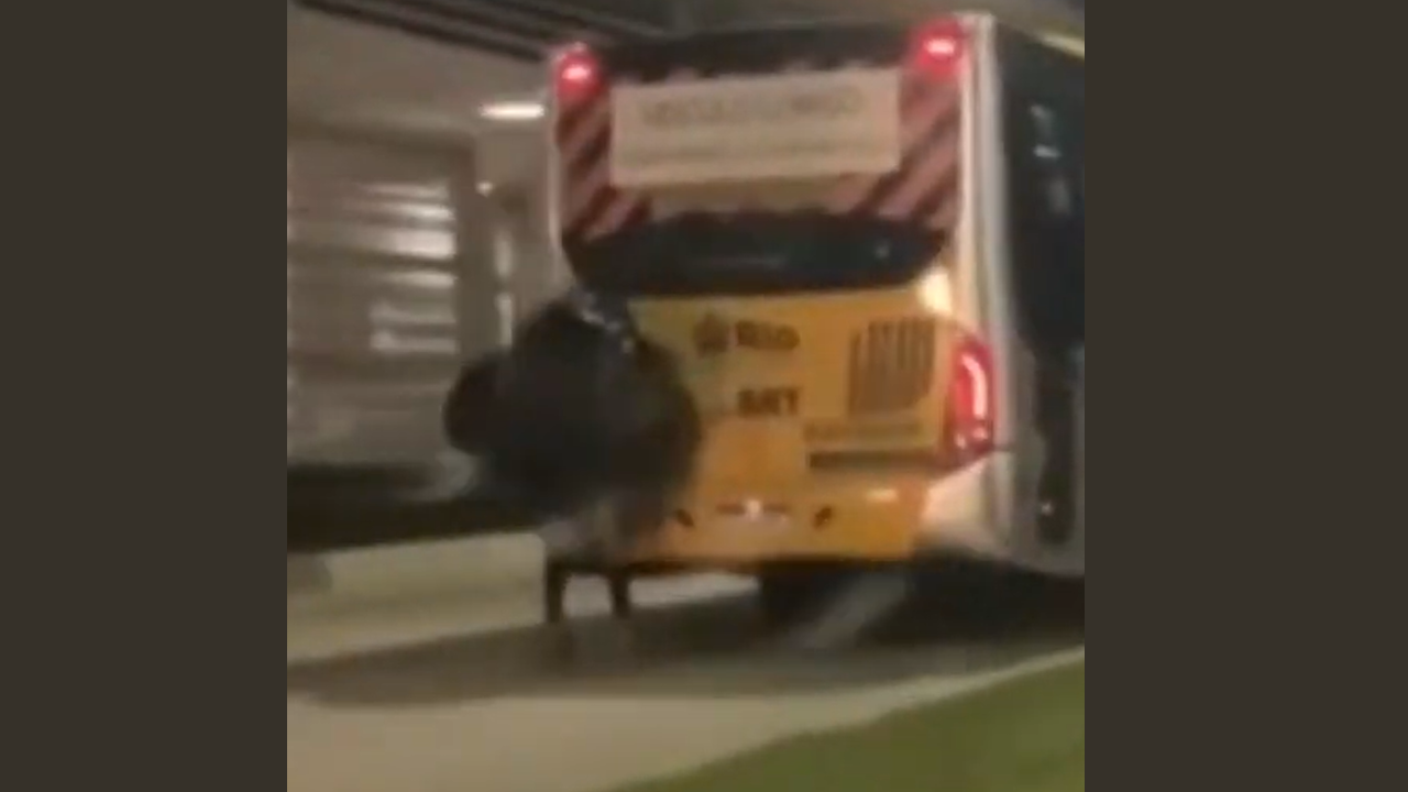 Imprudência: homem é flagrado pegando "carona" na calha de um ônibus BRT.