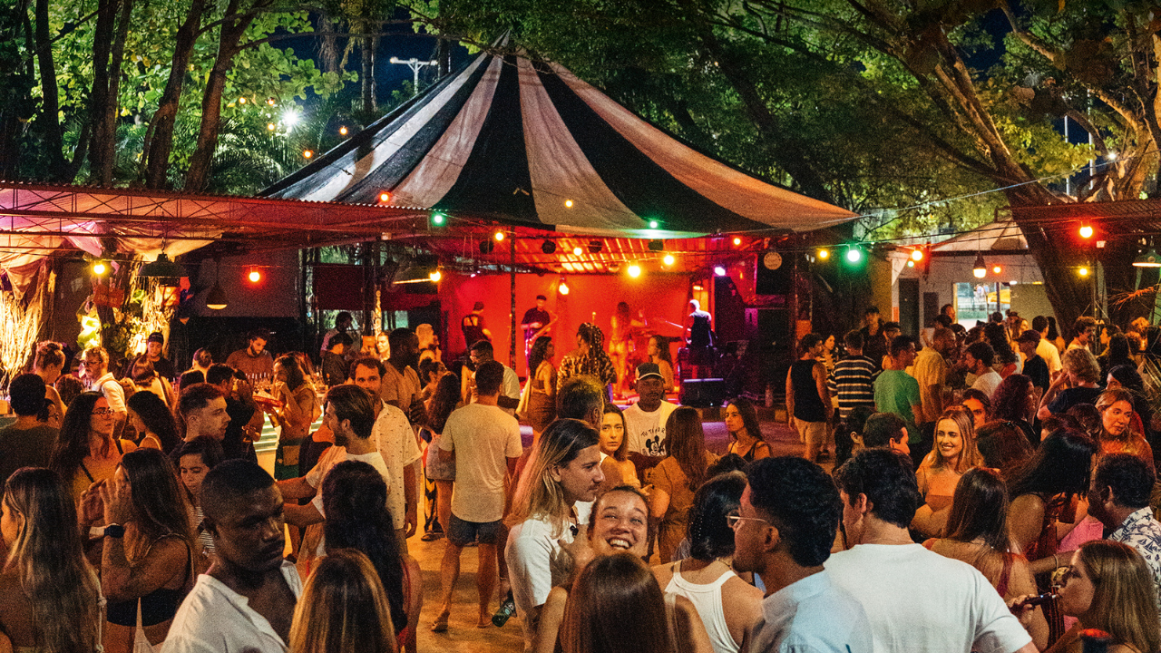 Kingston Club: casa de festas a céu aberto está com a pista sempre cheia.