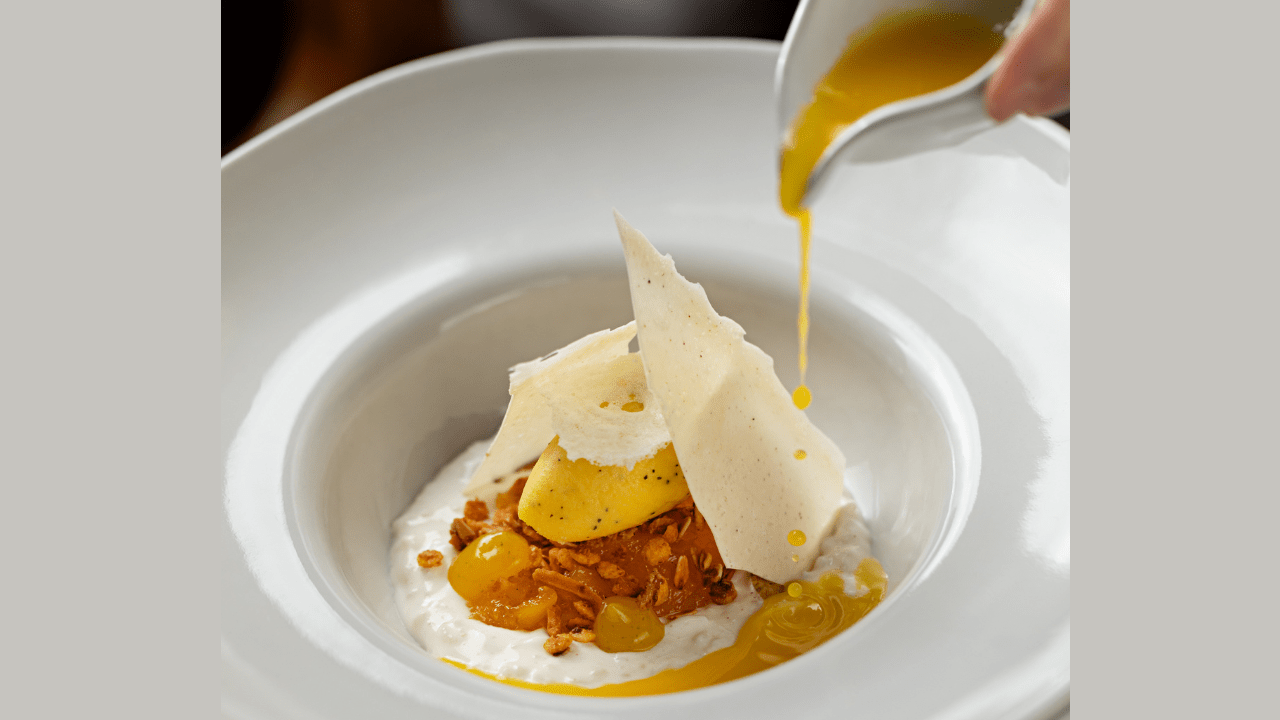 Haru Ichiban: a inari combina arroz doce, creme de coco e frutas amarelas em compota, sorbet e gel com shisô.