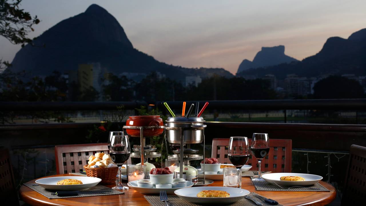 Páreo Restaurante: fondue em versões como filé-mignon, salmão crocante, queijo e chocolate.