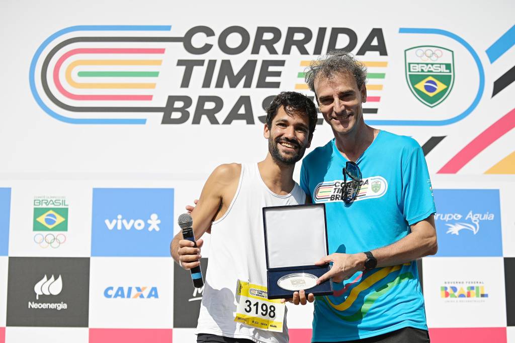Pedro Arieta recebe o troféu pela vitória nos 5km de Emanuel Rêgo, do vôlei de praia Pedro Arieta recebe o troféu pela vitória nos 5km de Emanuel Rêgo, do vôlei de praia