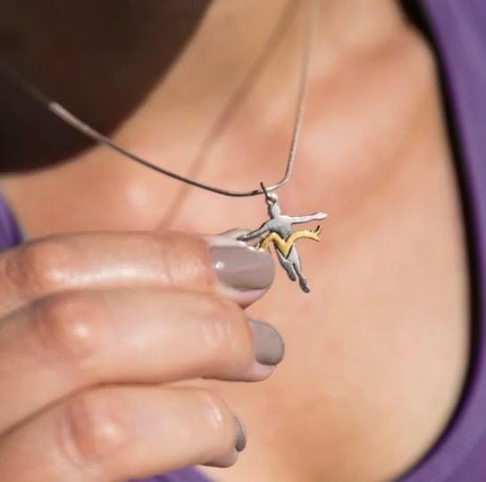 Pingente Maratona do Rio do Atelier Mour&atilde;o