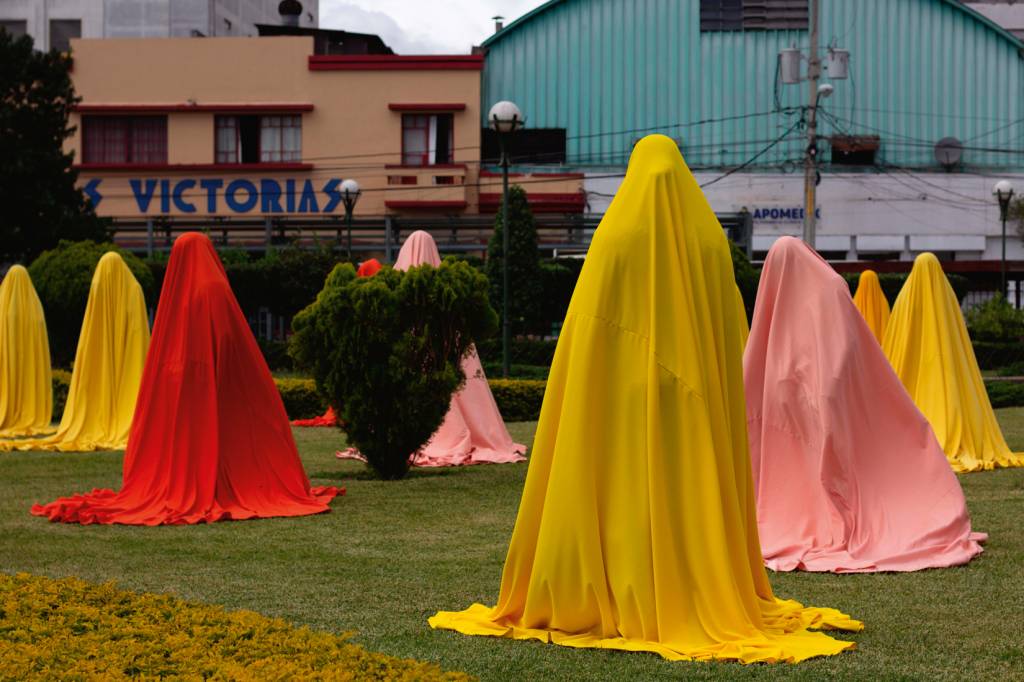 Corpo em cena: performances de Regina José Galindo debatem feminicídio