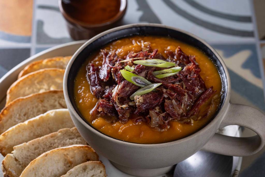 Santiago Harte Esquina de Santa sopa de abóbora com carne seca