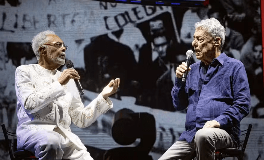 Gilberto Gil recebe Chico Buarque e emociona Marina da Glória