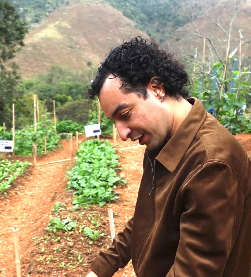 Vini Vini Maciel mostra a horta do Lasai