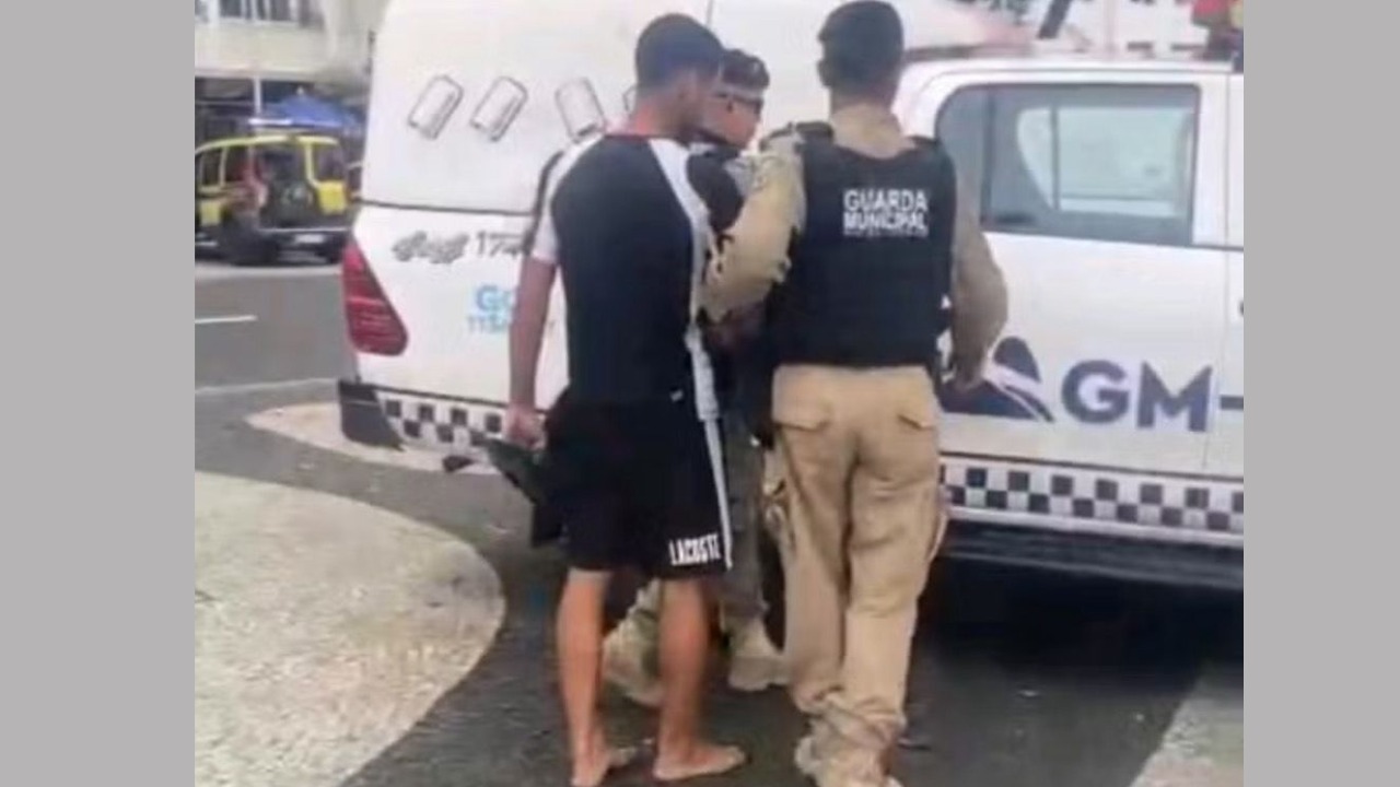 Ambulante é preso por homens da Guarda Municipal em Copacabana