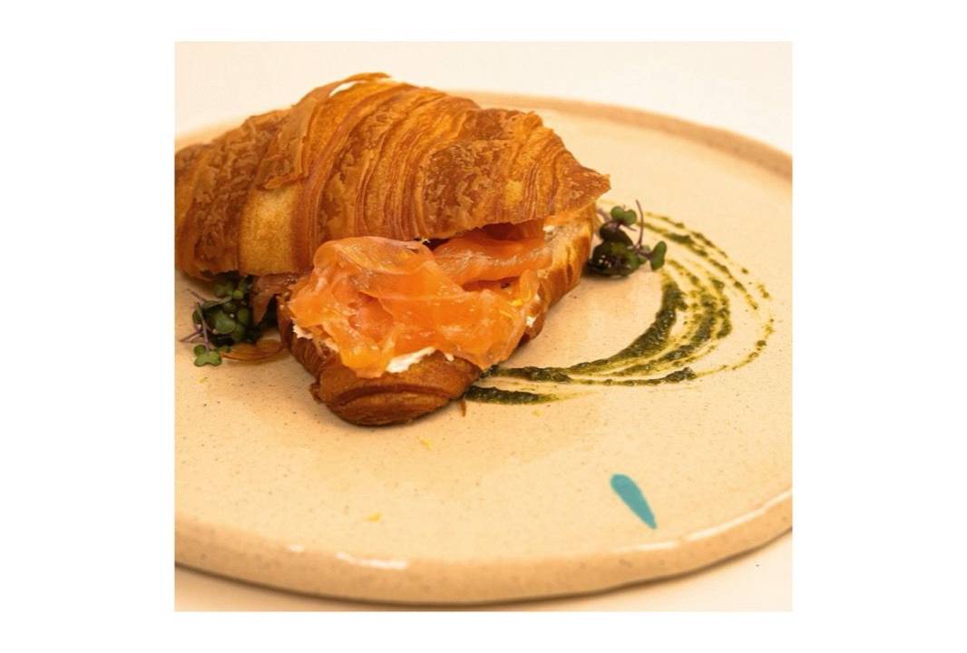 O sanduiche de salmão no croissant é do Chora Café