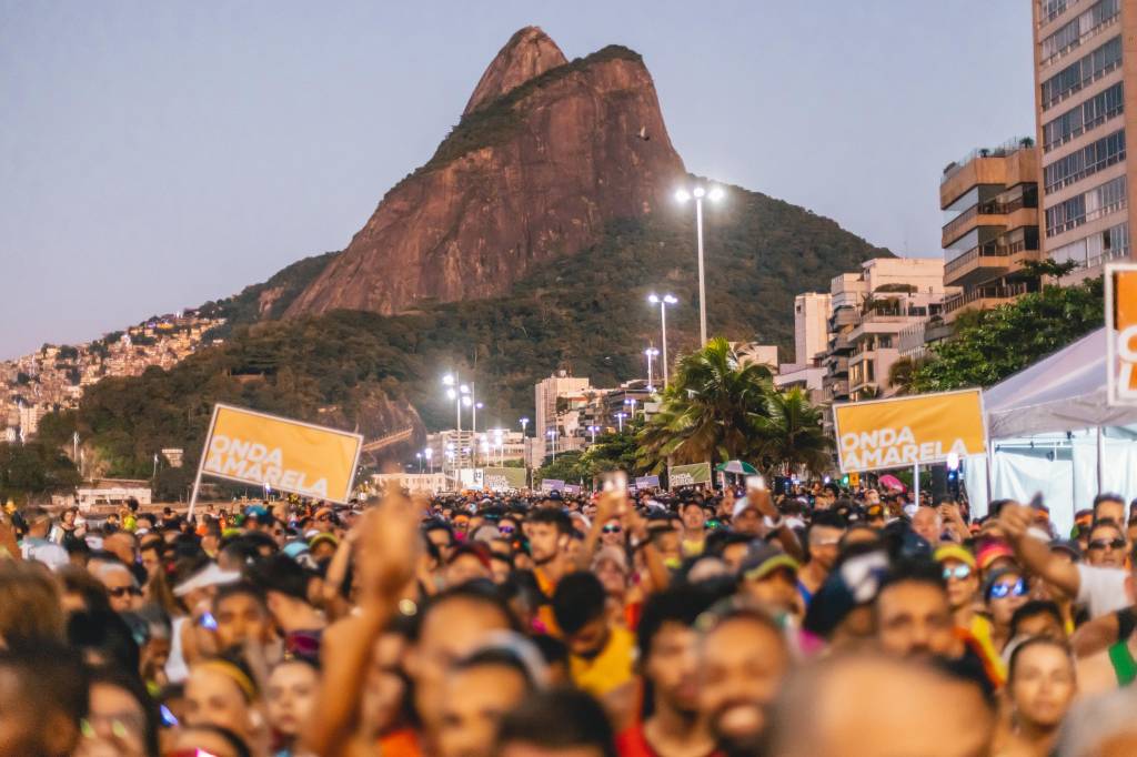 O Morro Dois Irmãos no horizonte O Morro Dois Irmãos no horizonte